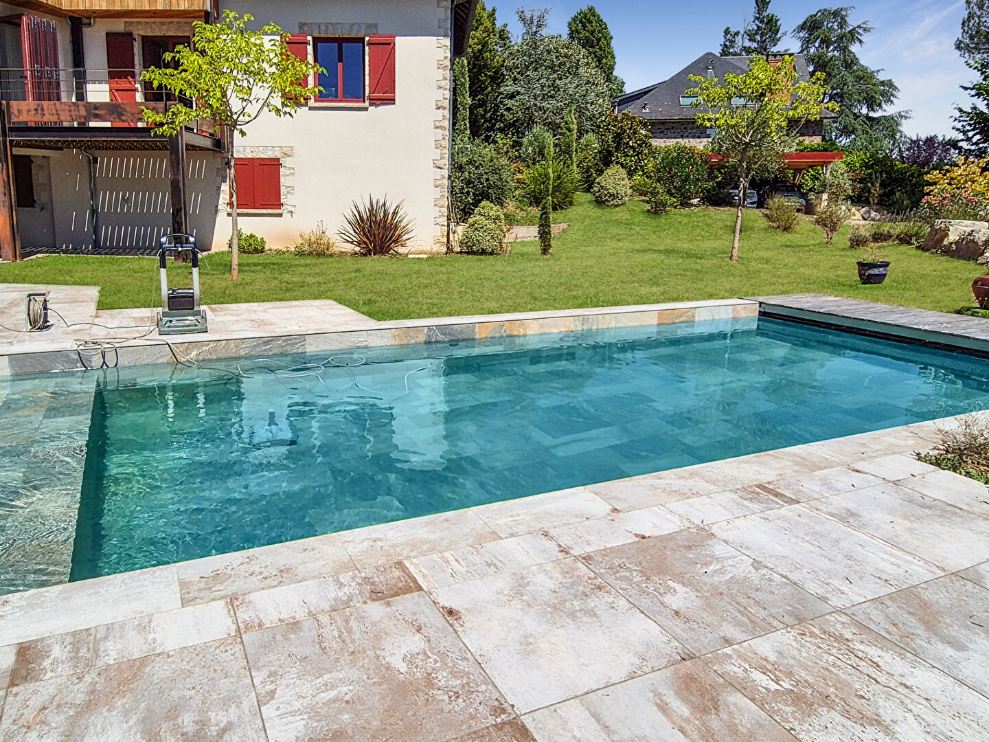 Photo CORREZE. BRIVE-LA-GAILLARDE. Maison exceptionnelle de 6 chambres avec garage, appartement en rez-de-jardin, piscine en pierre et jardins de 3 853 m². image 3/6