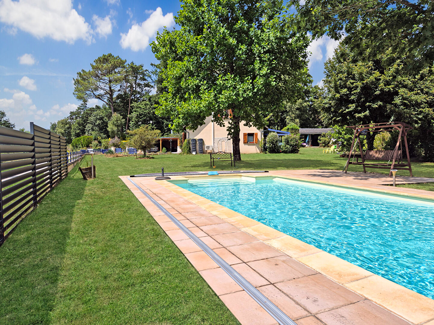 CORREZE. En bordure du village de CORREZE. Jolie maison de 4 chambres avec piscine, nichée dans un beau jardin de 2 112 m².