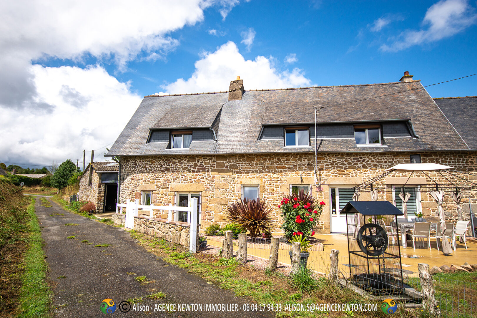 ILLE ET VILAINE, Bazouges la Pérouse. Maison de campagne mitoyenne en pierre de 4 chambres avec jardin et dépendances.