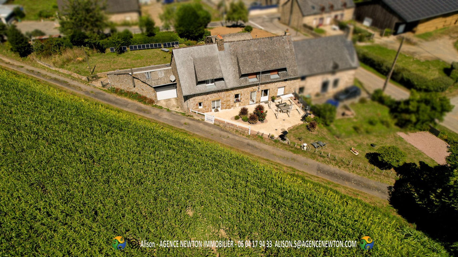 ILLE ET VILAINE, Bazouges la Pérouse. Maison de campagne mitoyenne en pierre de 4 chambres avec jardin et dépendances.
