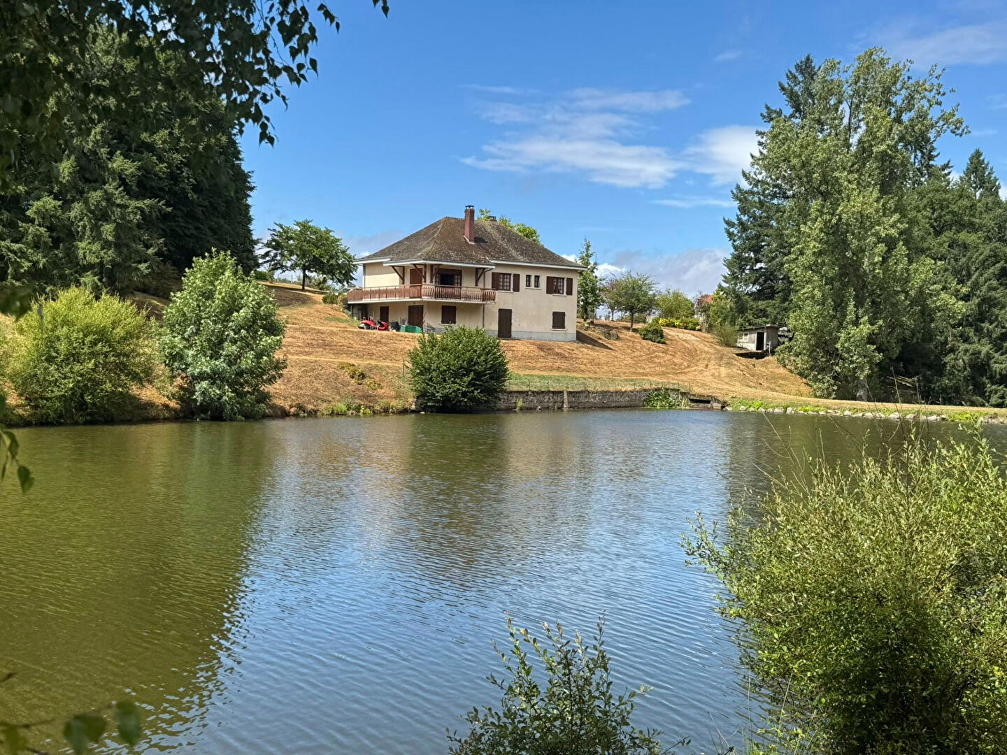 HAUTE VIENNE - Propriété avec étang privé et terrain de 18580m²