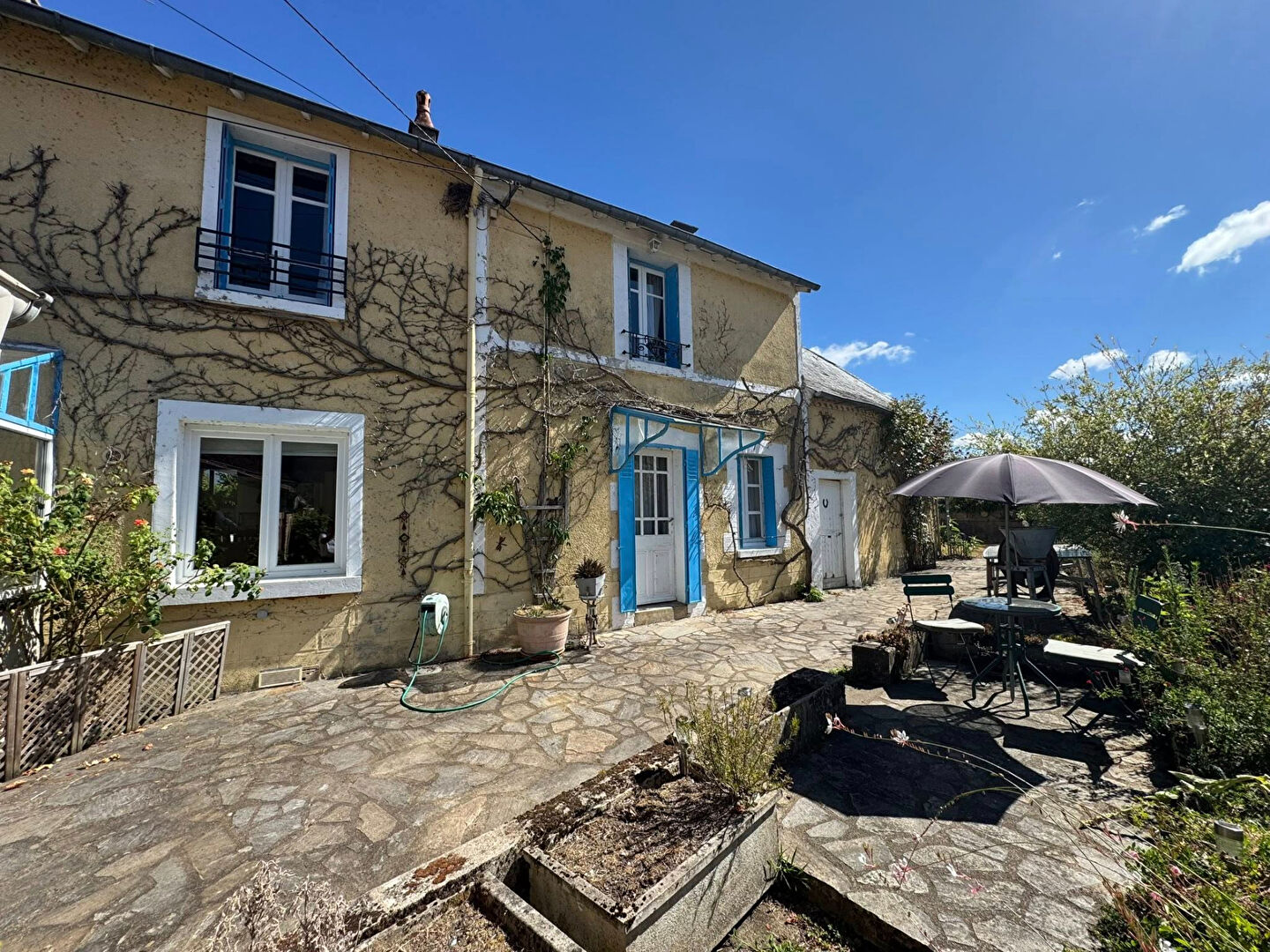 HAUTE VIENNE -Belle maison présentée avec gîte et piscine.