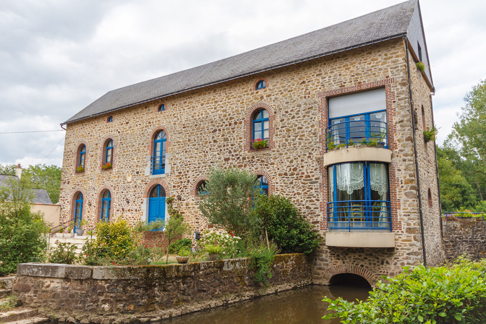 MAYENNE: Maison de moulin impeccablement rénovée avec jolis jardins, bief et aménagements aquatiques