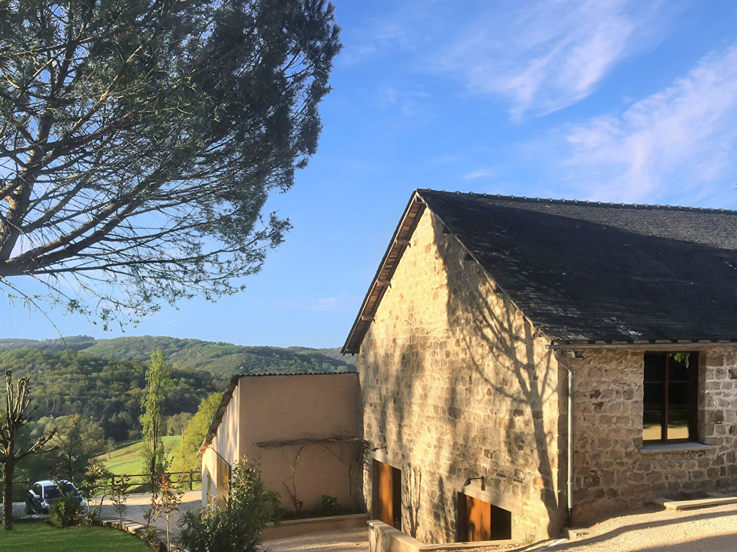 Stone property in Corrèze, Nouvelle-Aquitaine, featuring a picturesque landscape and ample outdoor space.