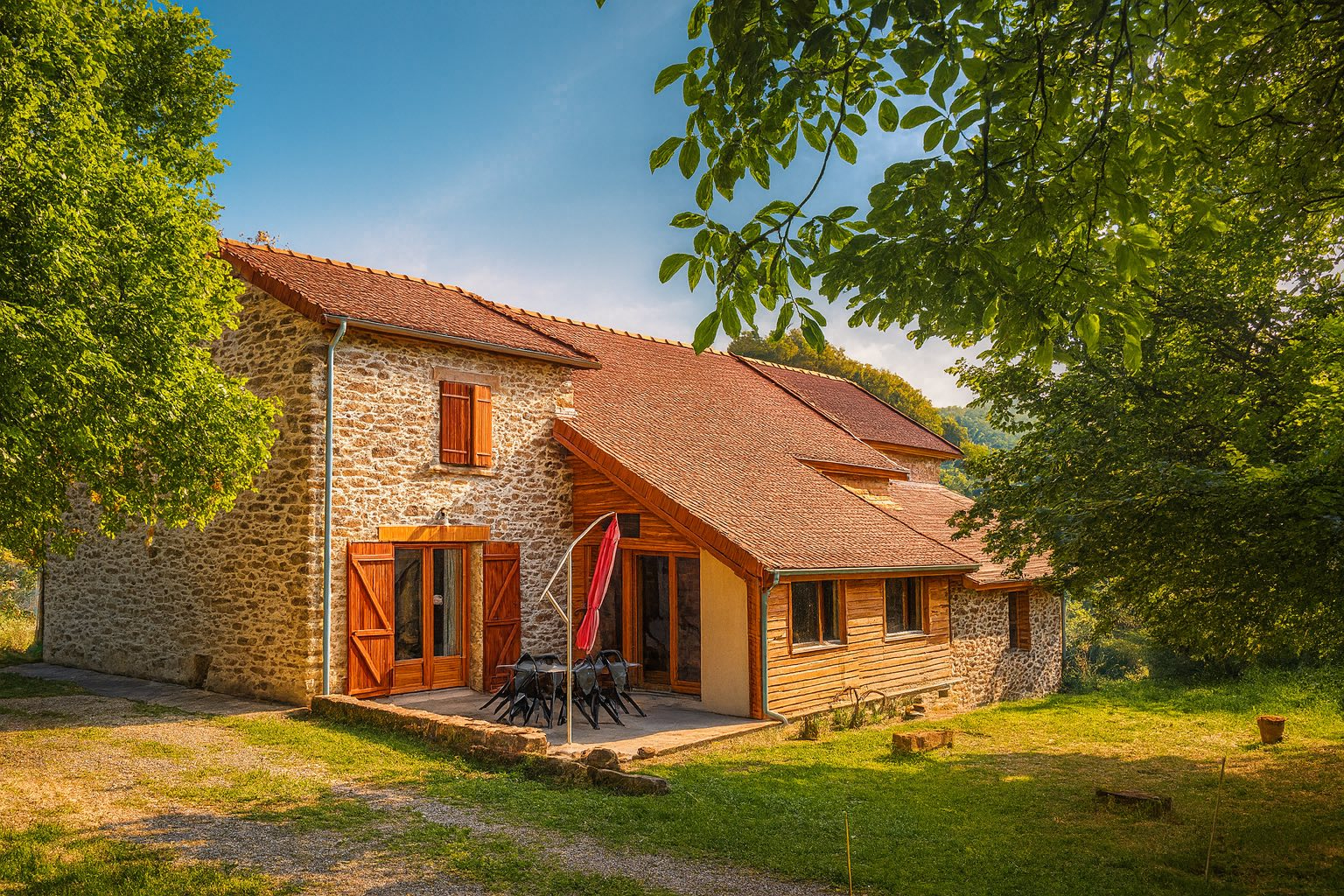 HAUTE VIENNE - Charmante maison en pierre rénovée avec seconde maison à rénover, grange, dépendances et plus de 3 hectares de terrain