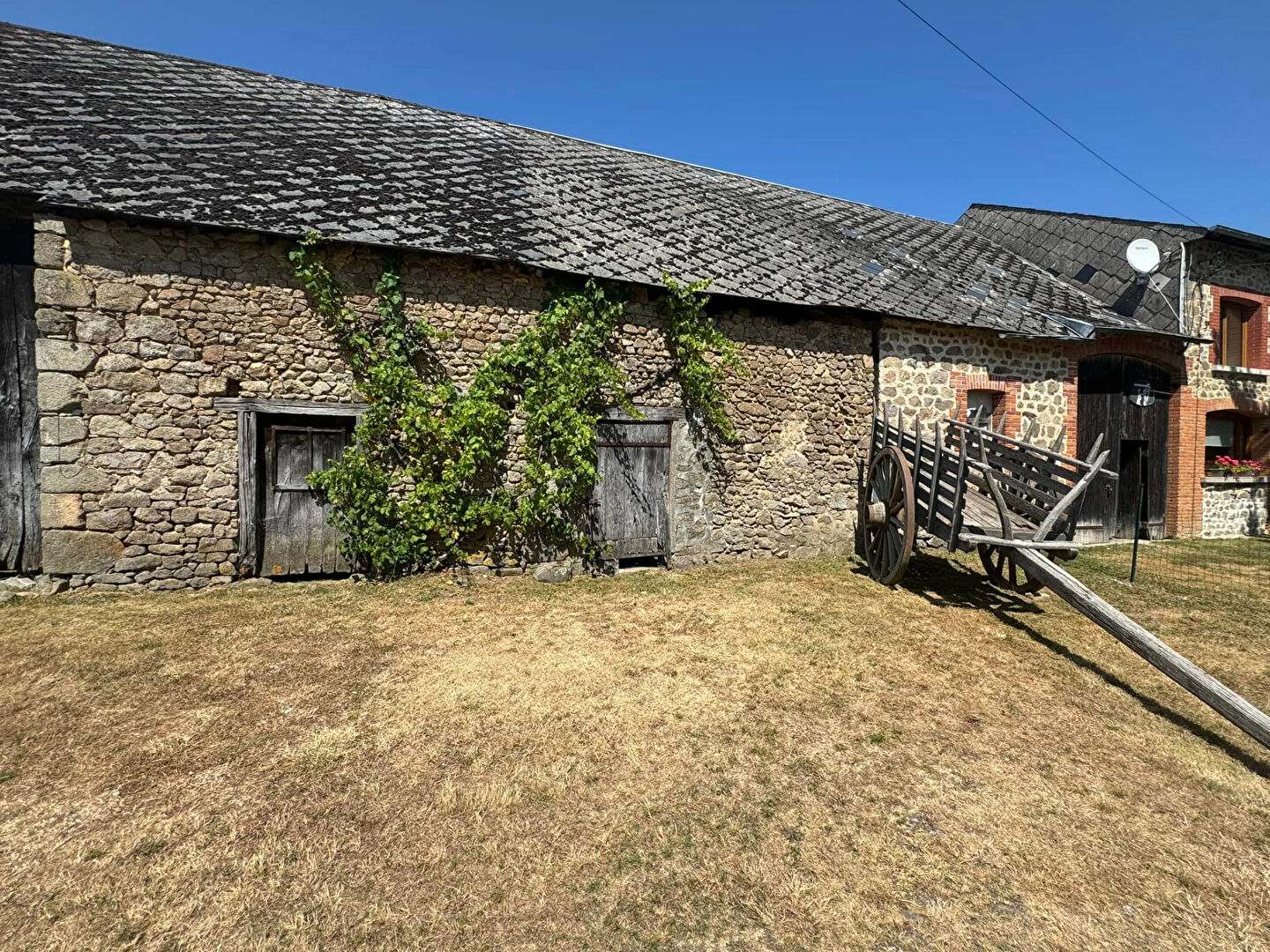 Photo CREUSE - Conversion de grange exceptionnelle, rénovée avec des prestations haut de gamme, avec piscine et deux granges. image 3/6