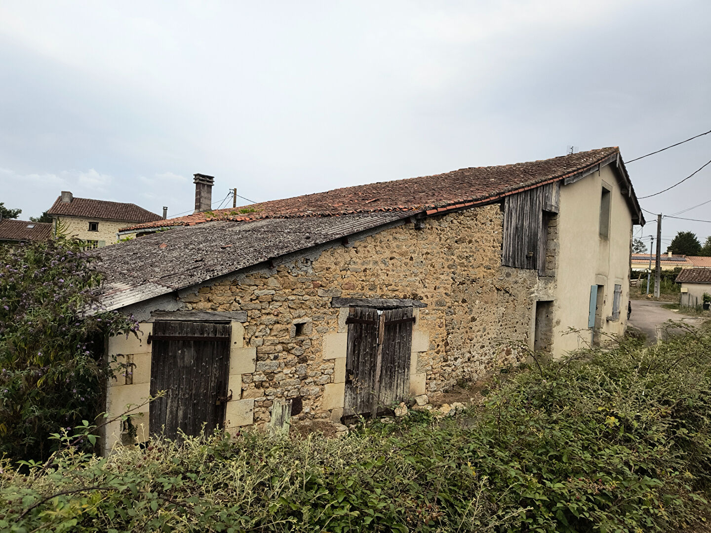 CHARENTE- Maison mitoyenne d'une pièce, partiellement rénovée, avec jardin