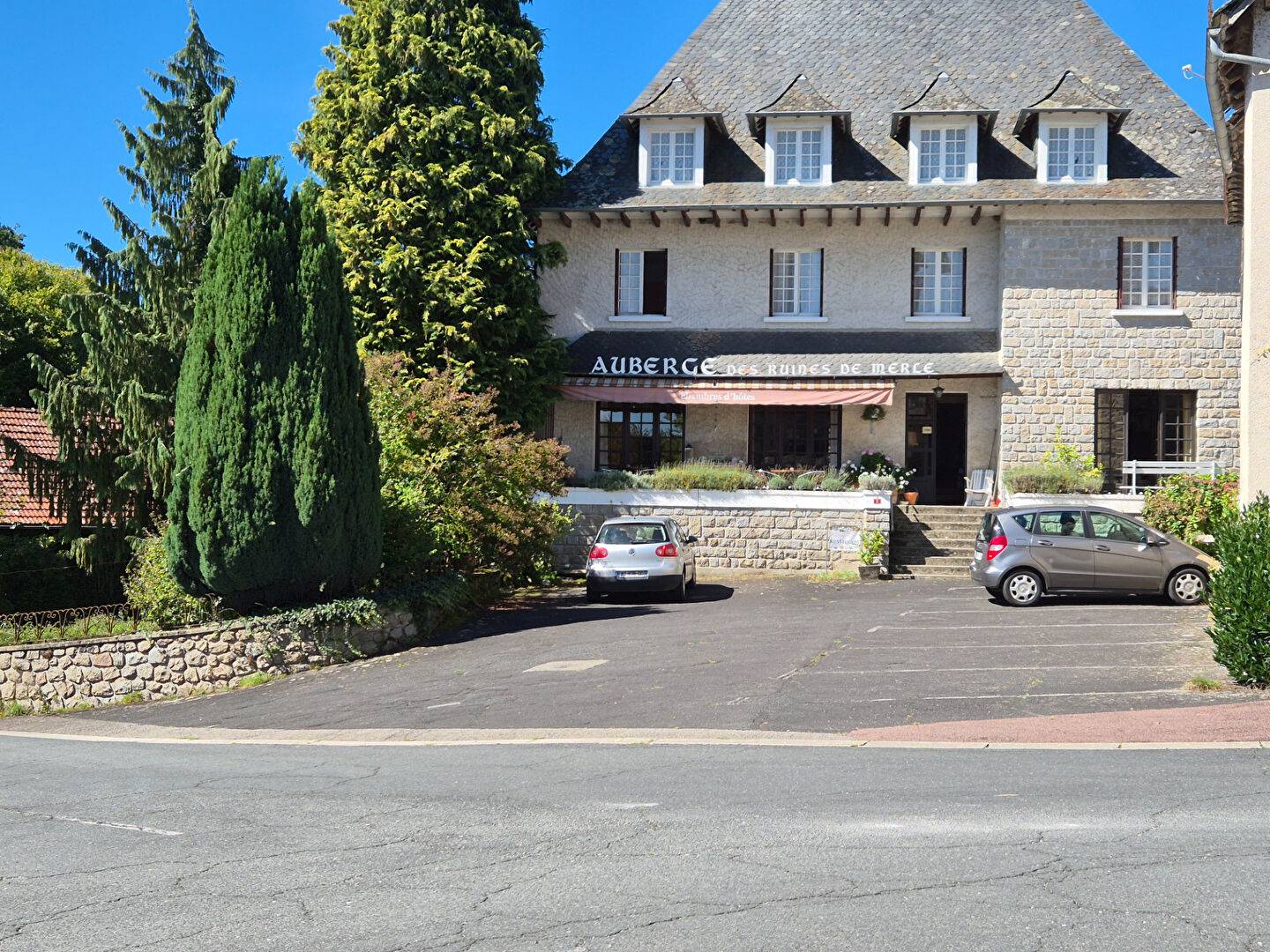 Photo CORREZE. ST CIRGUES LA LOUTRE. Propriété en pierre avec 9 chambres, atelier, immense garage double et terrain de 1 419 m². image 2/6
