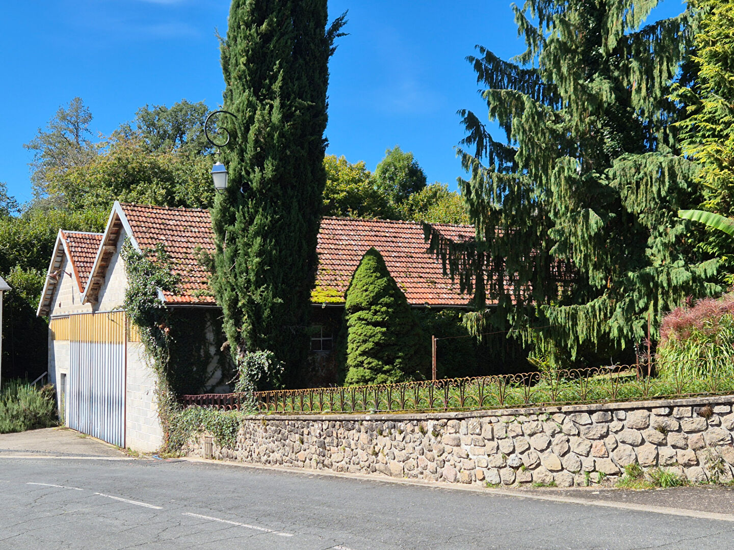 Photo CORREZE. ST CIRGUES LA LOUTRE. Propriété en pierre avec 9 chambres, atelier, immense garage double et terrain de 1 419 m². image 3/6