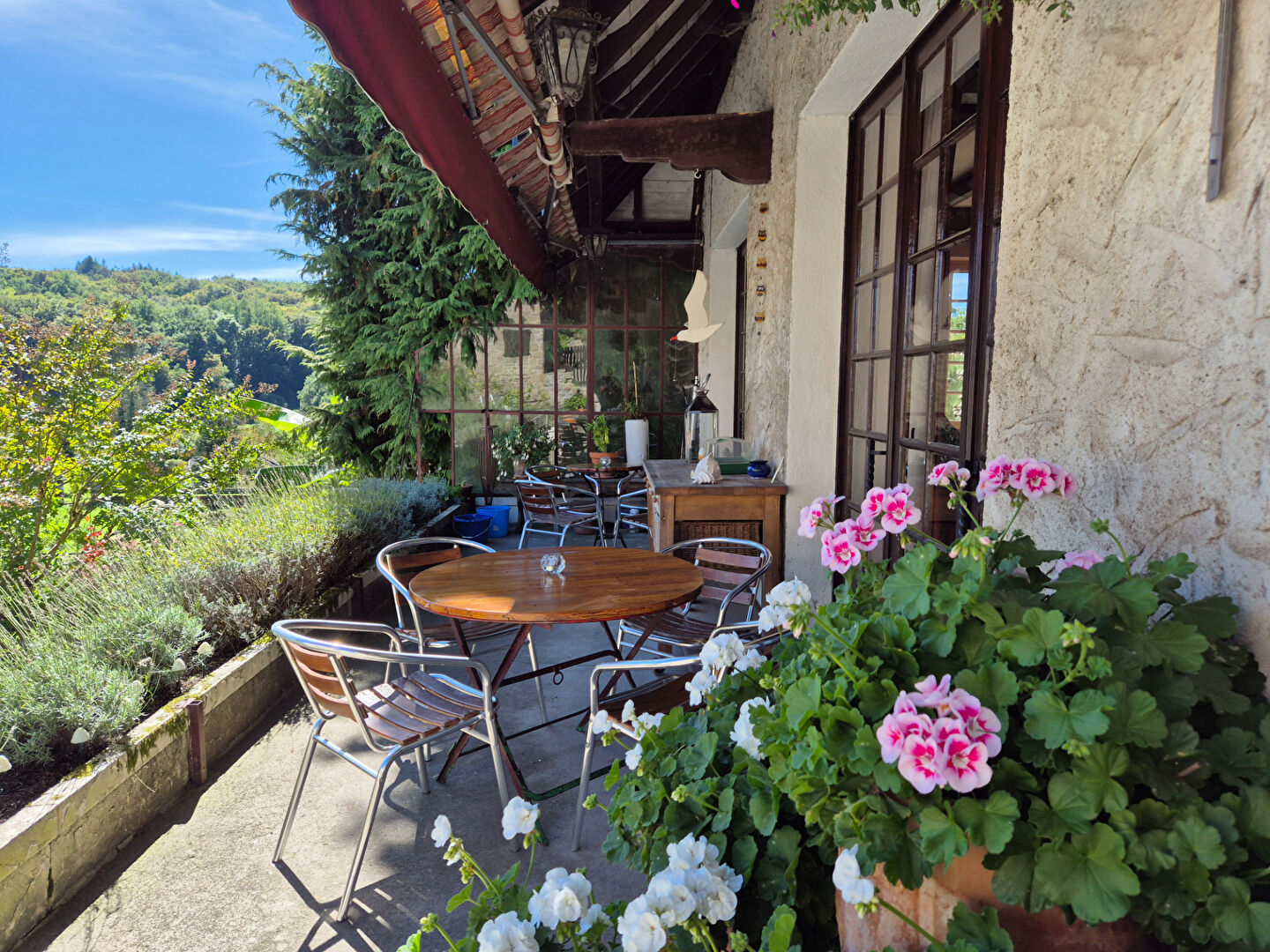 Photo CORREZE. ST CIRGUES LA LOUTRE. Propriété en pierre avec 9 chambres, atelier, immense garage double et terrain de 1 419 m². image 6/6