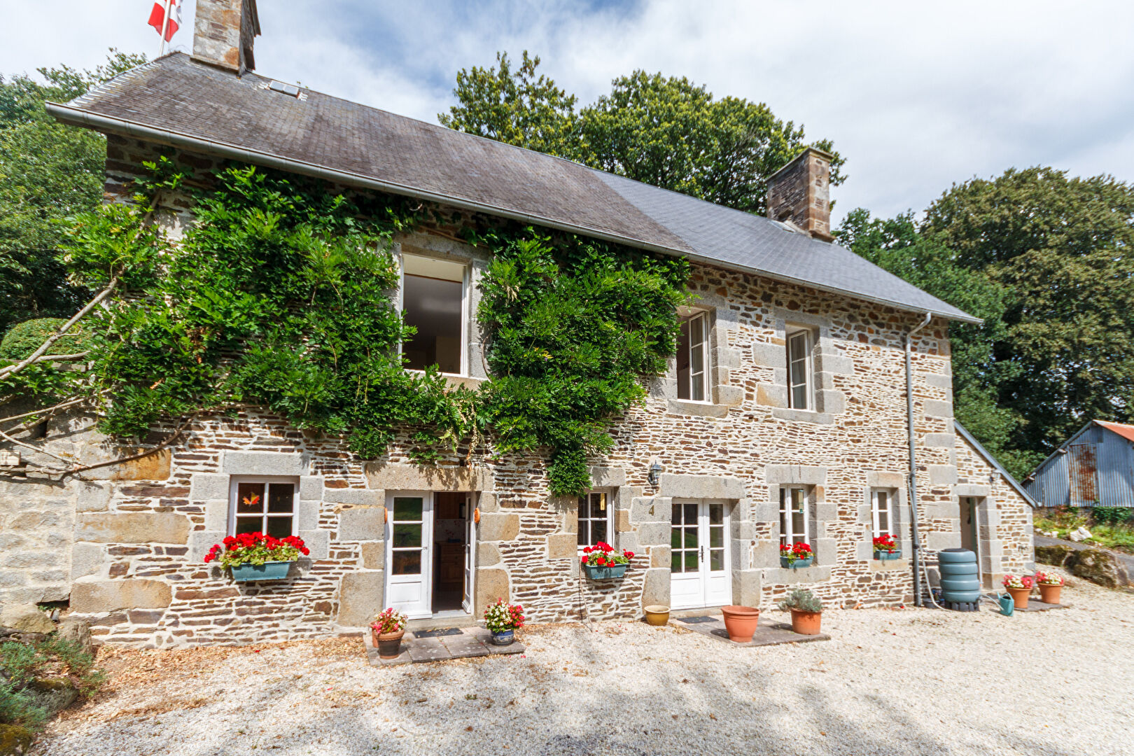 MANCHE : Maison en pierre de 4 chambres située dans un endroit privé avec dépendances et terrain.
