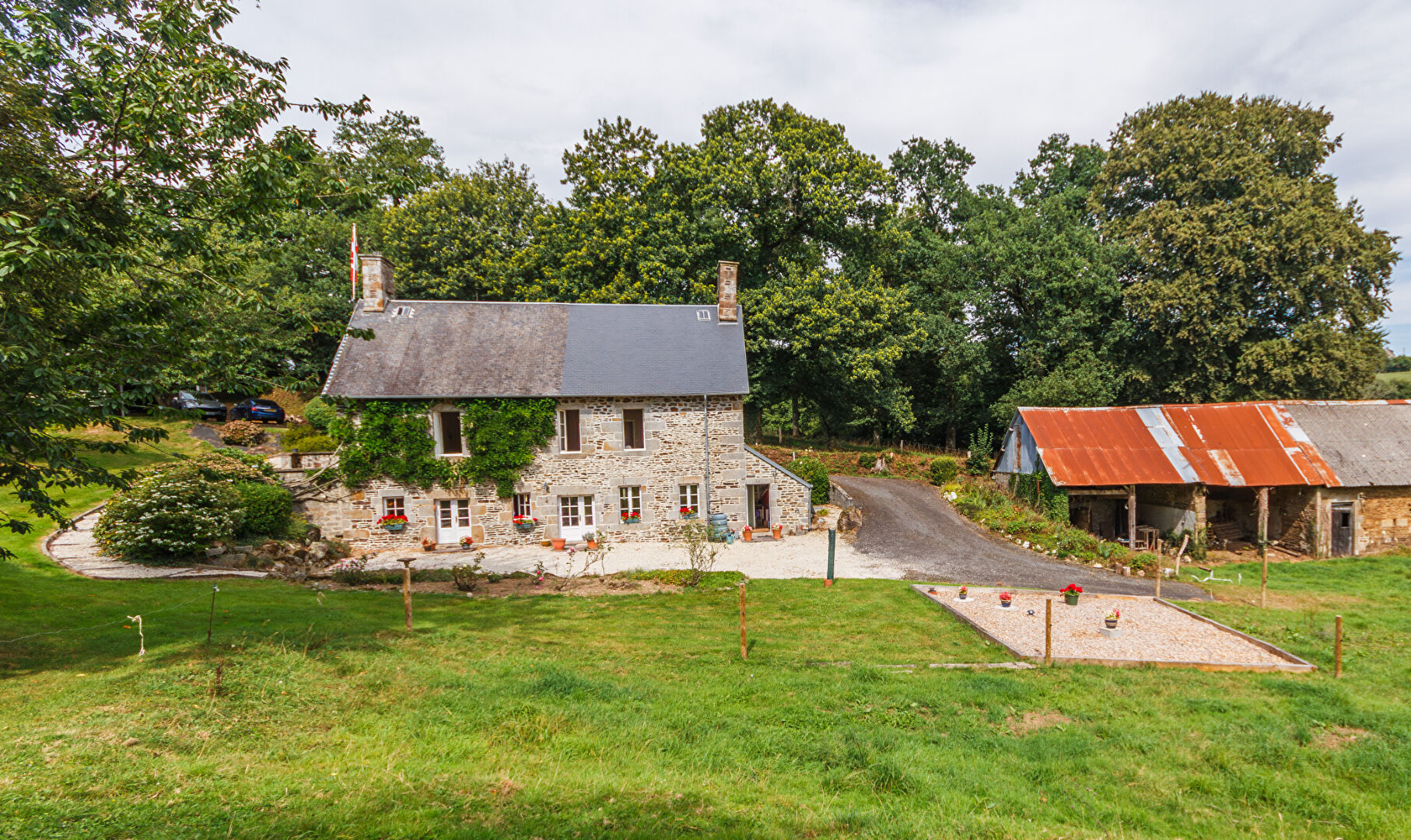 Photo MANCHE : Maison en pierre de 4 chambres située dans un endroit privé avec dépendances et terrain. image 2/6
