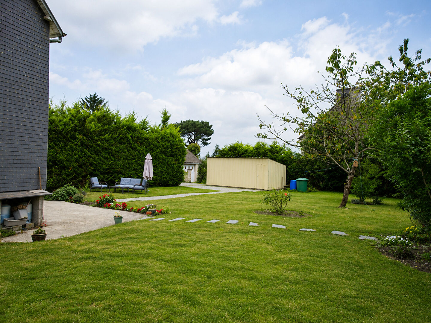 Spacious garden with outdoor seating and parking, located in Finistère, Brittany. Property type: property.