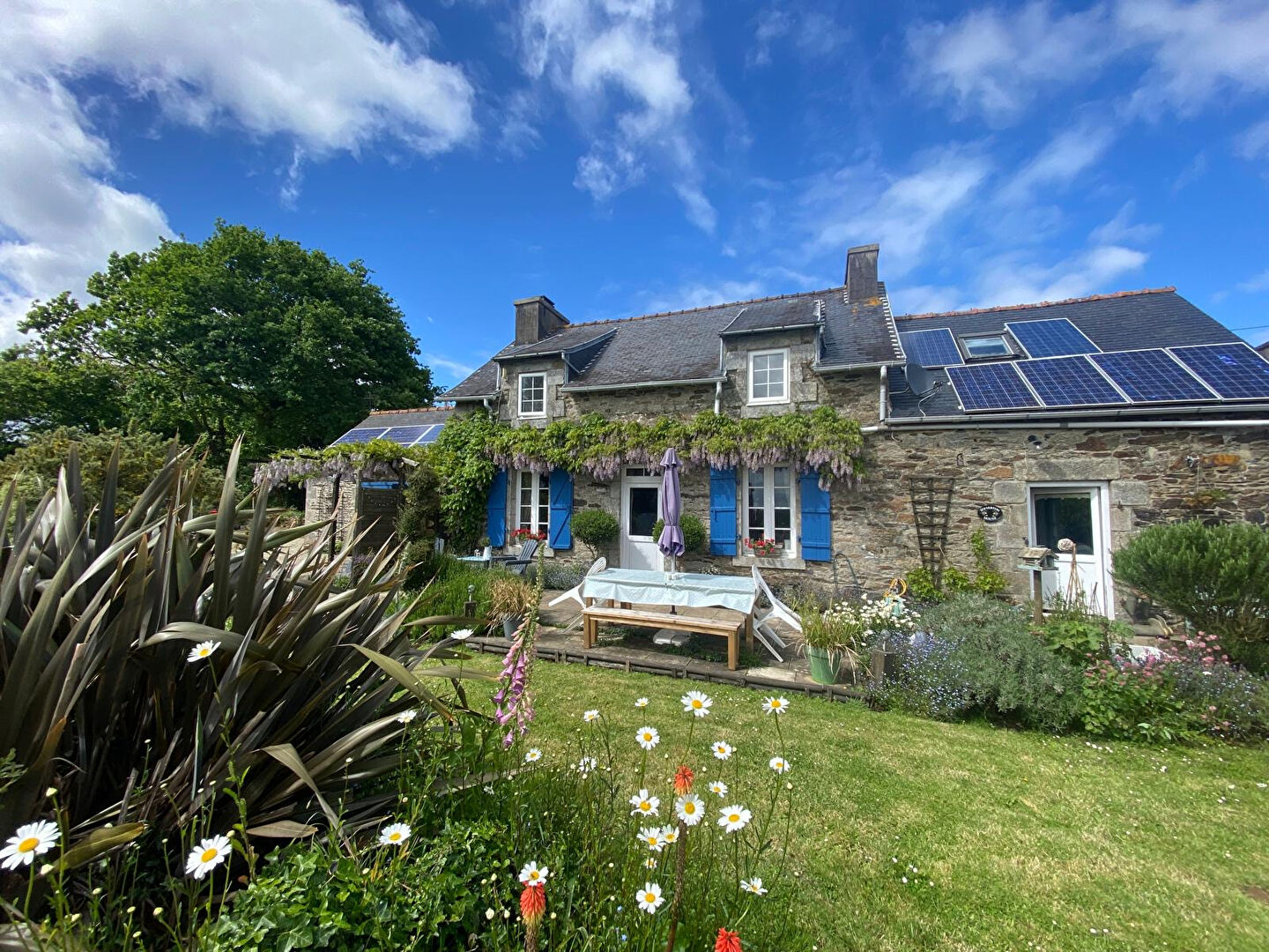 FINISTÈRE: Plouyé. Très jolie maison en pierre de 3 chambres avec vue campagne.