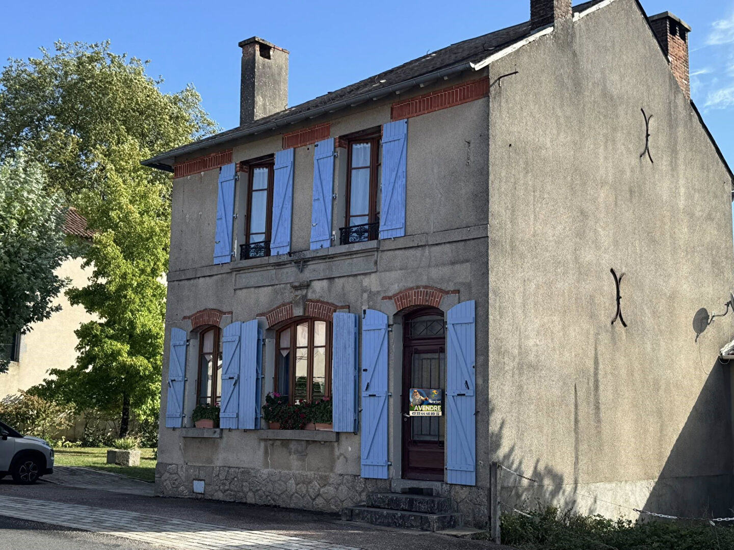 Three-bedroom property in Haute-Vienne, Nouvelle-Aquitaine, featuring blue shutters and a charming façade.