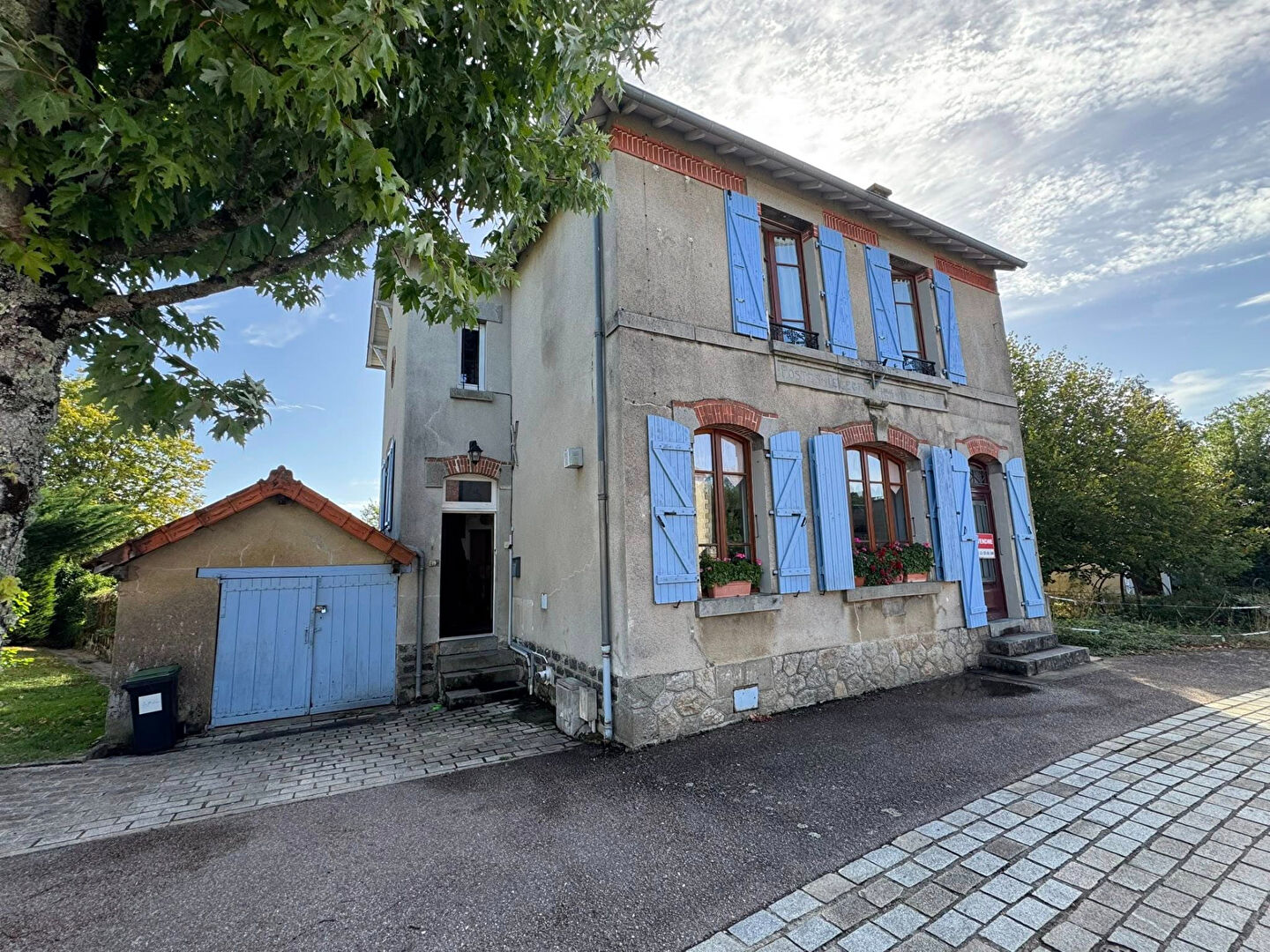 Three-bedroom property in Haute-Vienne, Nouvelle-Aquitaine, featuring blue shutters and a charming exterior.