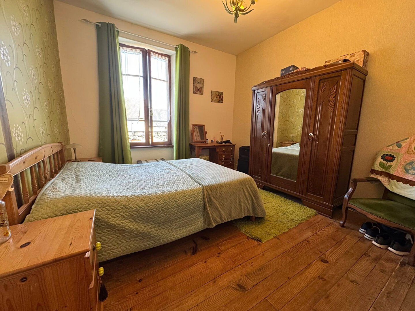 Three-bedroom property in Haute-Vienne, Nouvelle-Aquitaine, featuring wooden floors and rustic furnishings.