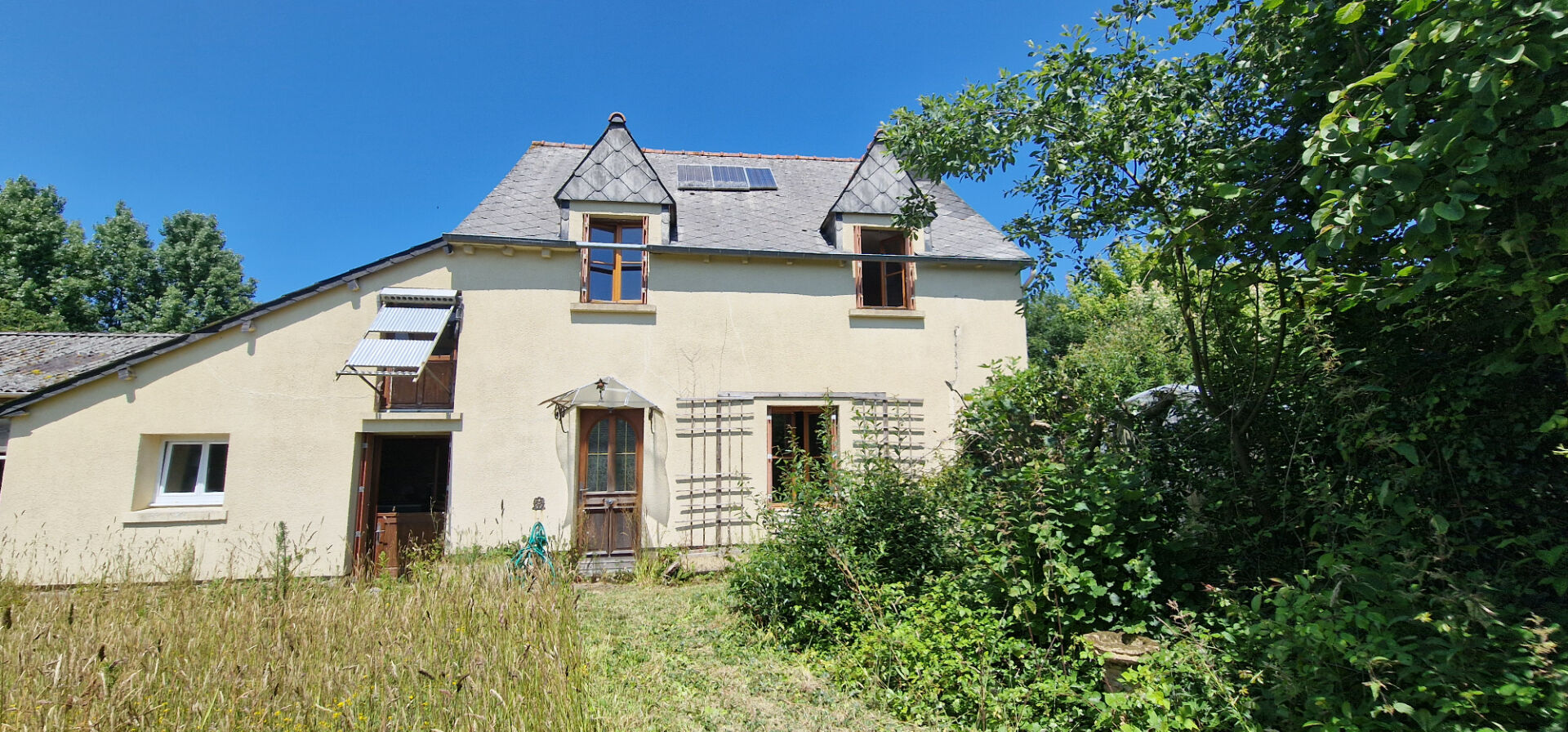 Three-bedroom property in Morbihan, Brittany, featuring a garden and natural surroundings.