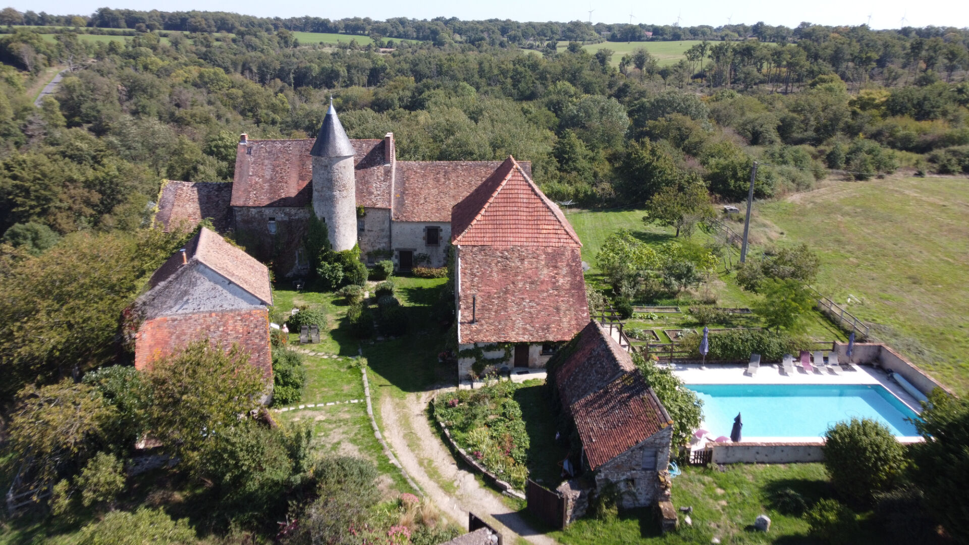 VIENNE - Château médiéval rénové avec gîtes, dépendances, piscine et terres