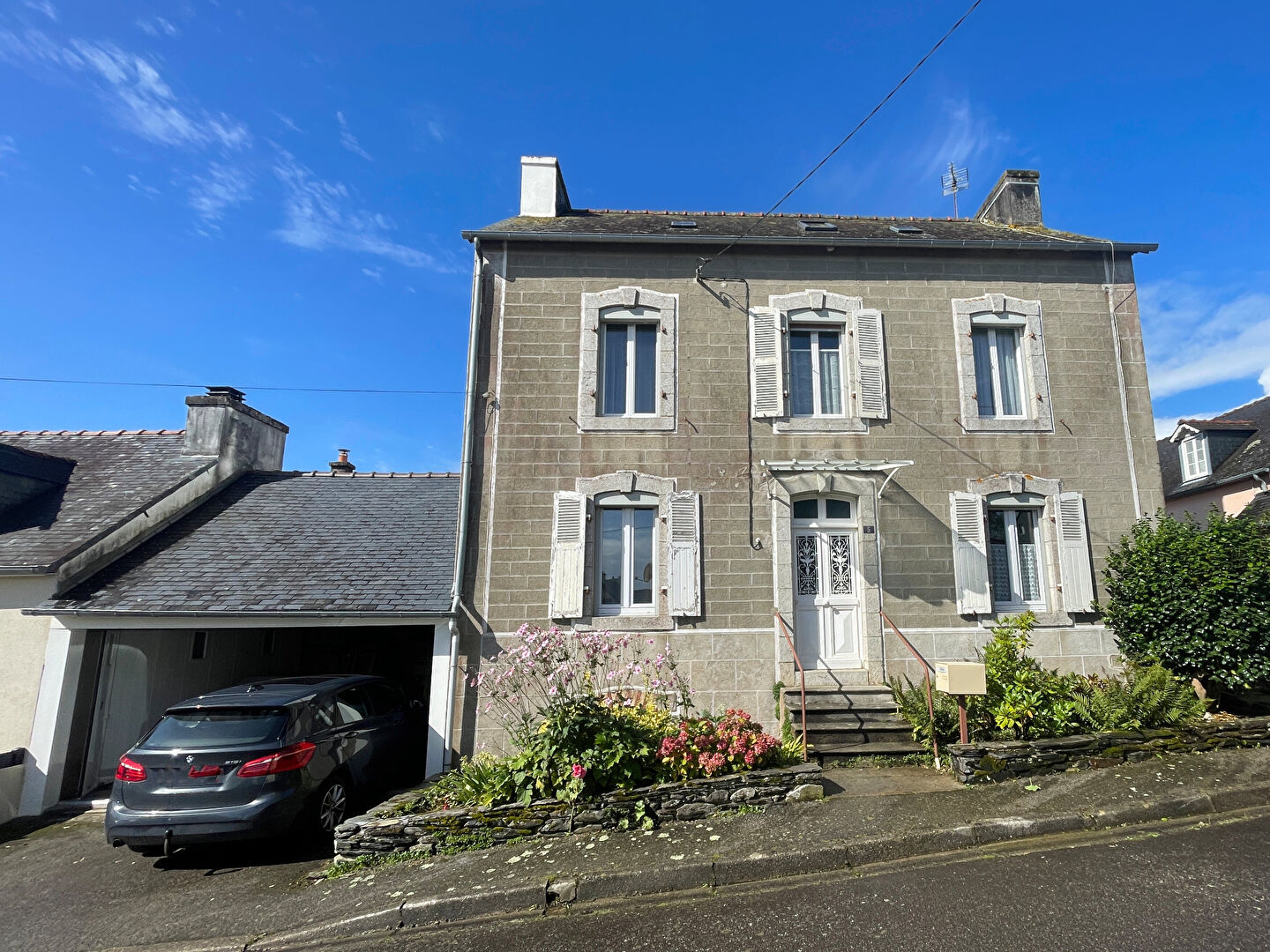 Photo FINISTÈRE : Châteauneuf du Faou. Grande maison de ville de 4 chambres avec garage et jardin. image 1/6