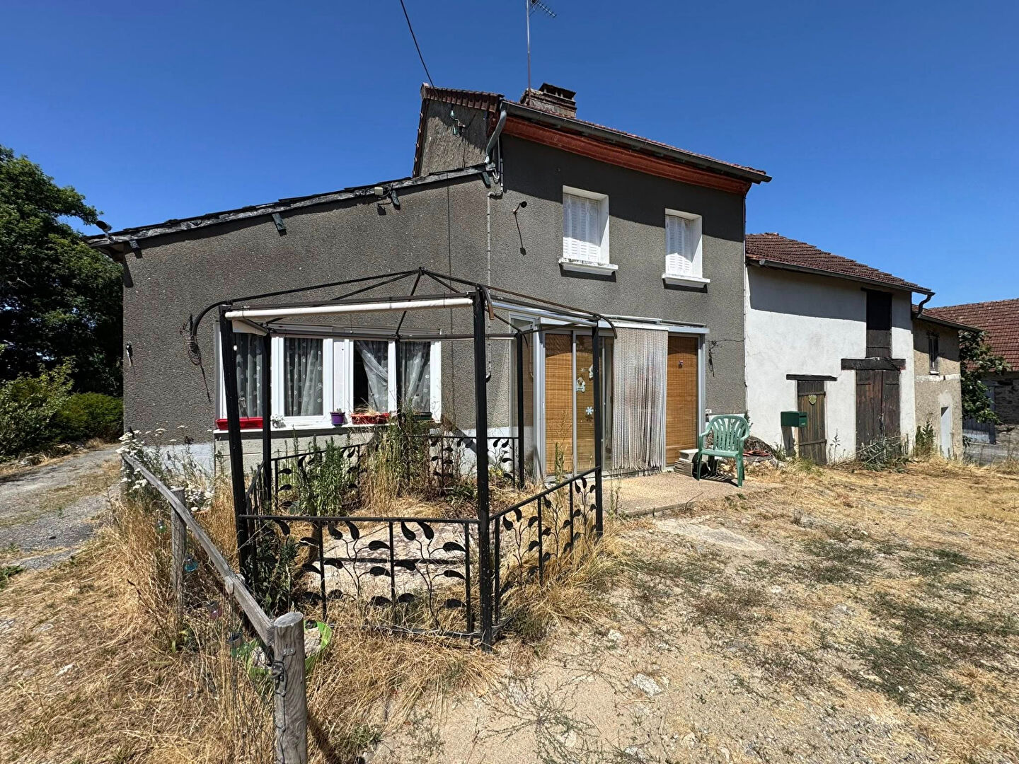 HAUTE-VIENNE -Ensemble immobilier : 3 maisons, 2 granges et 3,5 hectares de terrain en prairie et bois