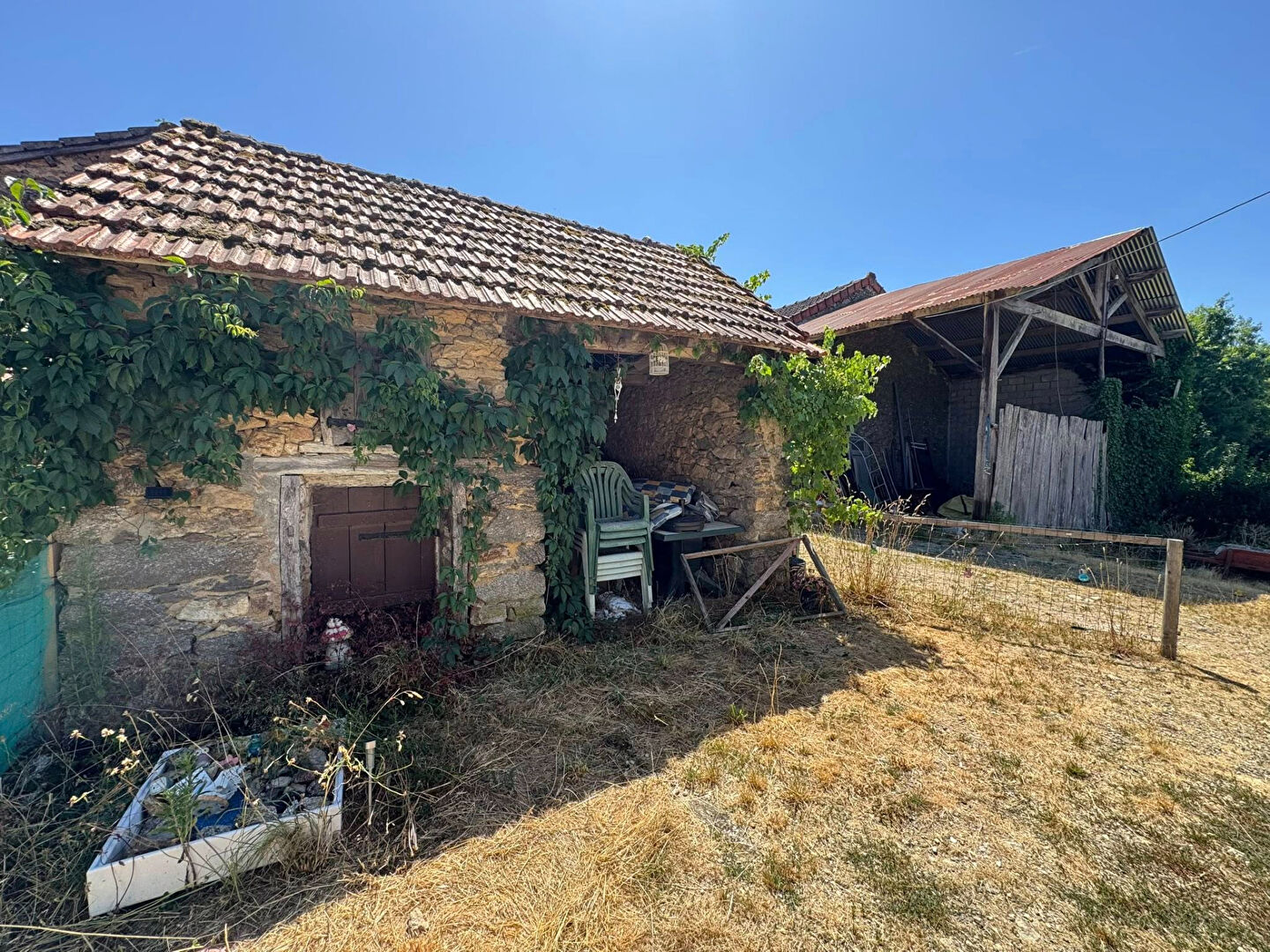 Photo HAUTE-VIENNE -Ensemble immobilier : 3 maisons, 2 granges et 3,5 hectares de terrain en prairie et bois image 2/6