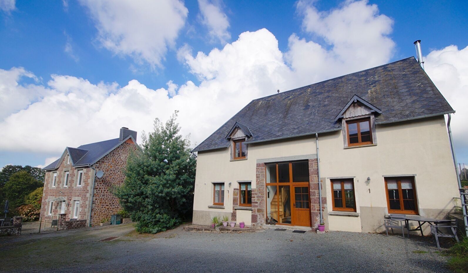 LA MANCHE Deux Maisons proche Gavray Sur Sienne avec 2.2ha