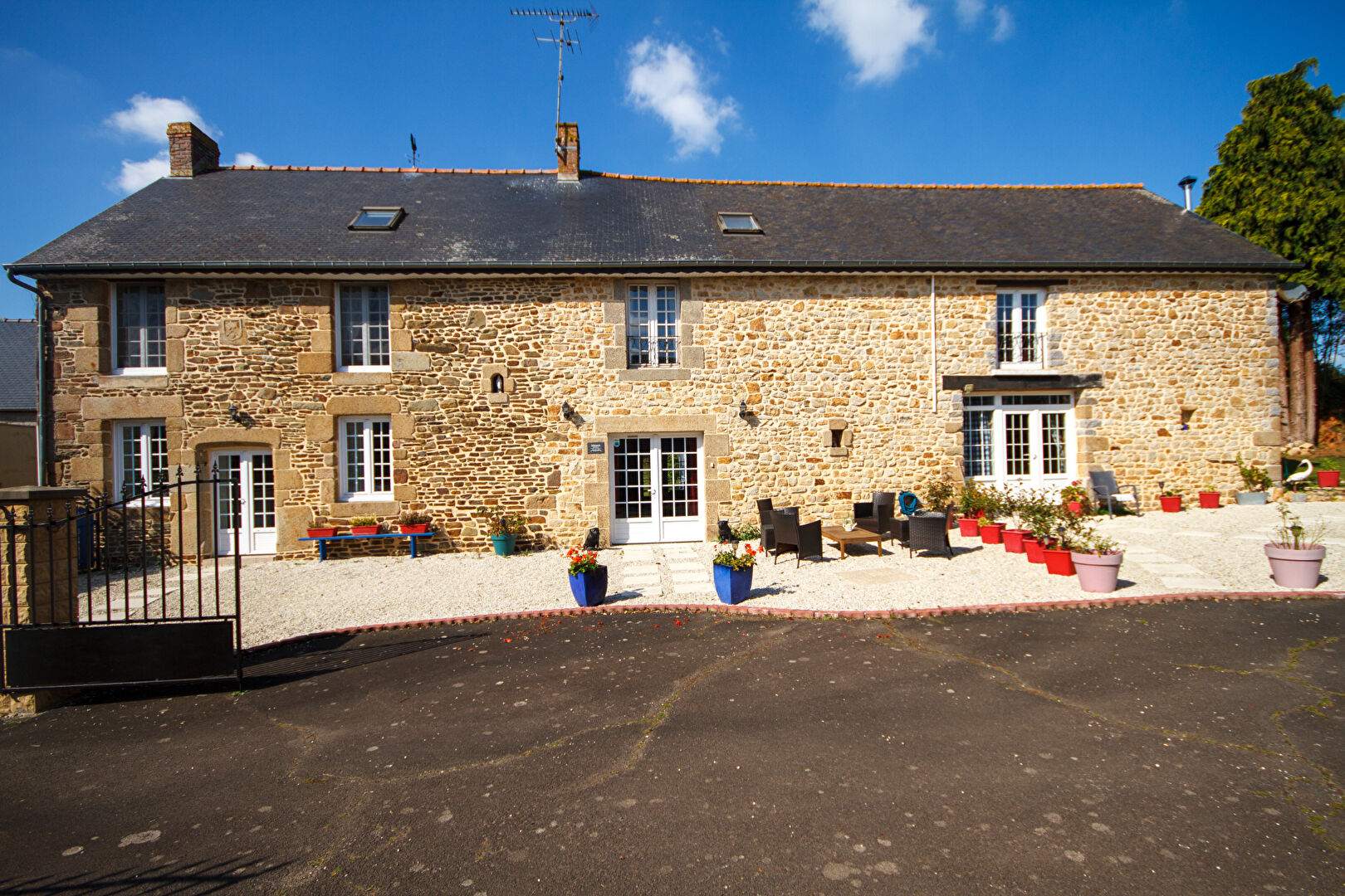 Manche : Maison de campagne en pierre avec annexe indépendante, joli jardin et dépendances, située dans un petit hameau.
