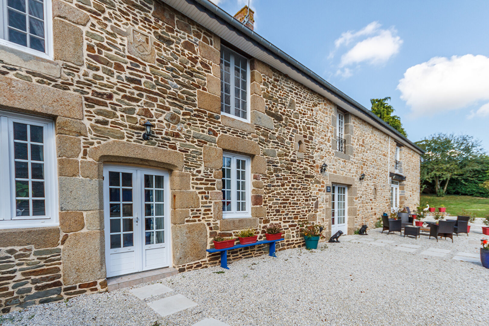 Manche : Maison de campagne en pierre avec annexe indépendante, joli jardin et dépendances, située dans un petit hameau.