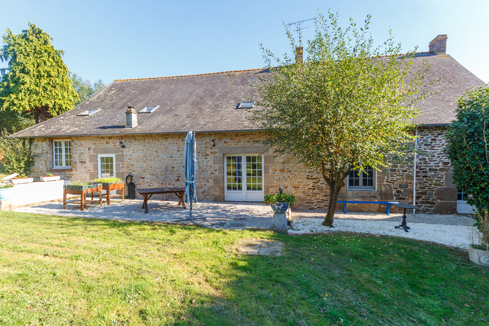 Photo Manche : Maison de campagne en pierre avec annexe indépendante, joli jardin et dépendances, située dans un petit hameau. image 2/6