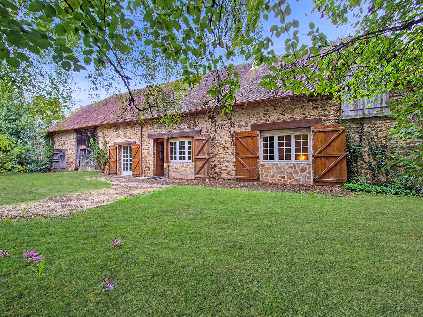 CORREZE. LUBERSAC. Maison en pierre de 3 chambres (en plein pied), grange attenante, puits et jardin plat de 3565 m².