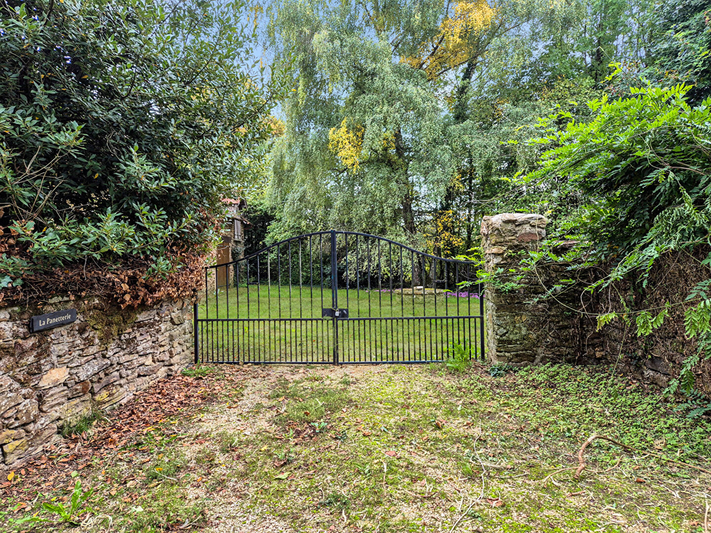 Photo CORREZE. LUBERSAC. Maison en pierre de 3 chambres (en plein pied), grange attenante, puits et jardin plat de 3565 m². image 2/6