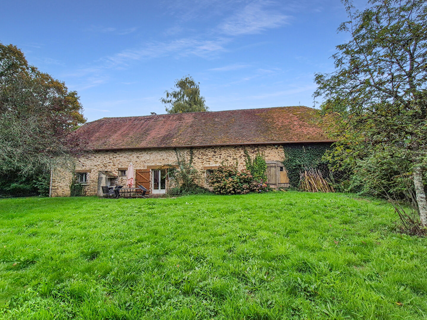 Photo CORREZE. LUBERSAC. Maison en pierre de 3 chambres (en plein pied), grange attenante, puits et jardin plat de 3565 m². image 3/6