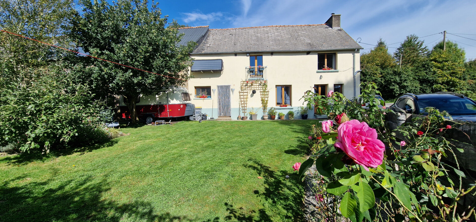 MORBIHAN  Maison de campagne bien présentée de 2 chambres, jardin, dépendances et espace attenant à rénover ou à utiliser comme studio.