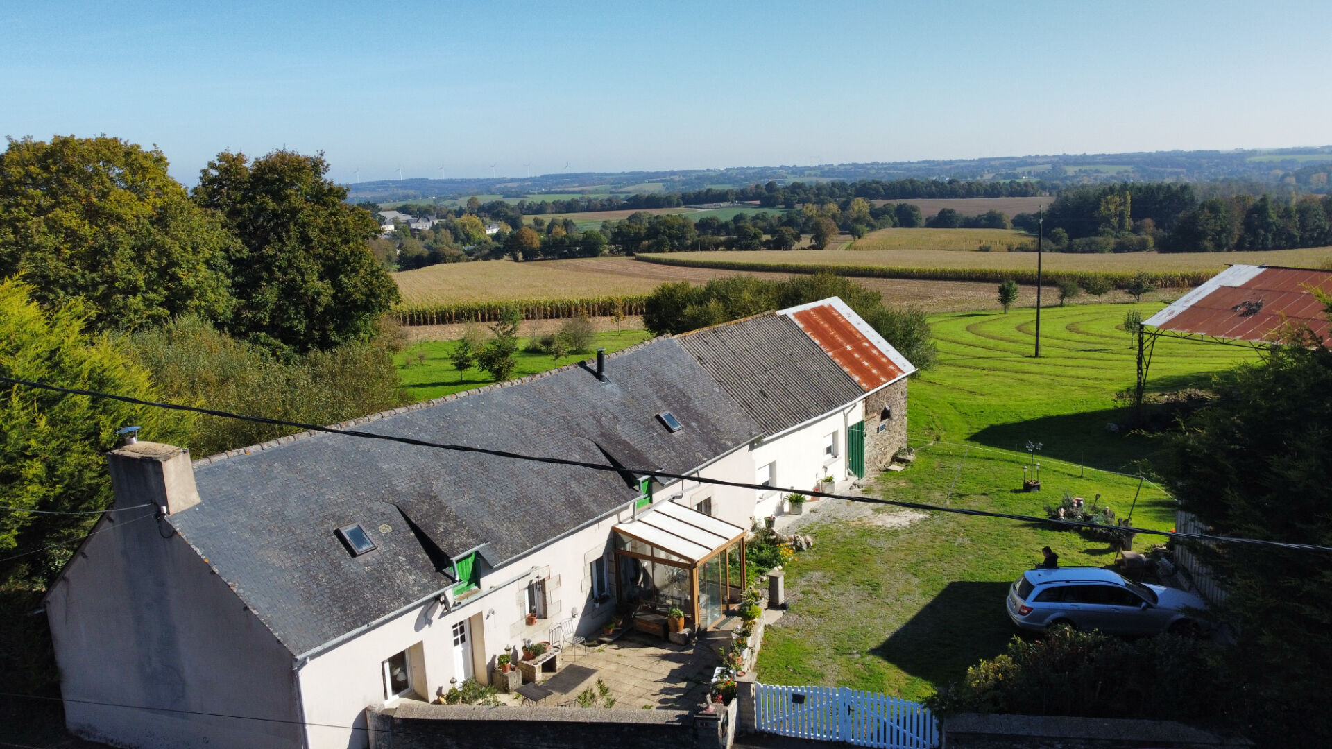 MORBIHAN, Longère en pierre, exposée sud, 2 chambres, plain-pied, dépendances, 1,2 hectare et vue imprenable