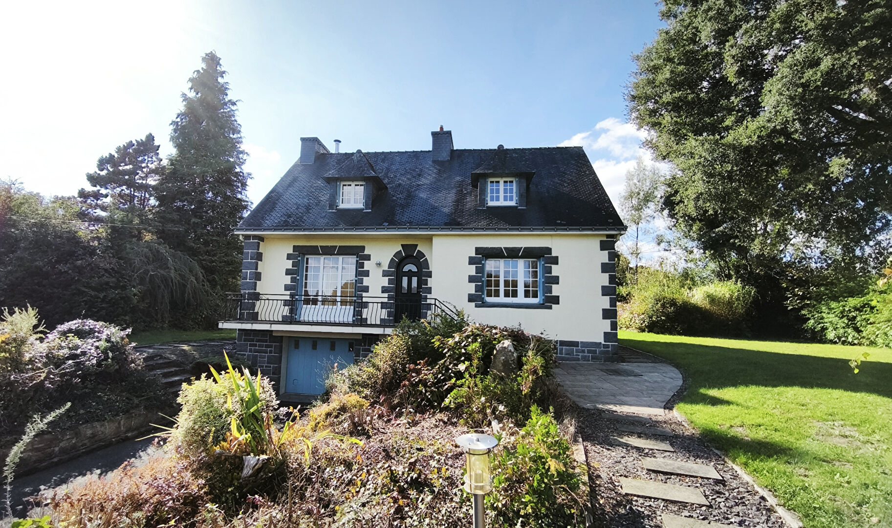 MORBIHAN, Maison de village indépendante, 4 chambres, grands jardins, dépendance, piscine