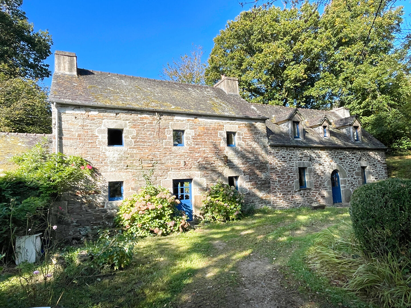 FINISTÈRE: Berrien. Maison de caractère de 5/6 chambres avec terrain de 6 900 m².
