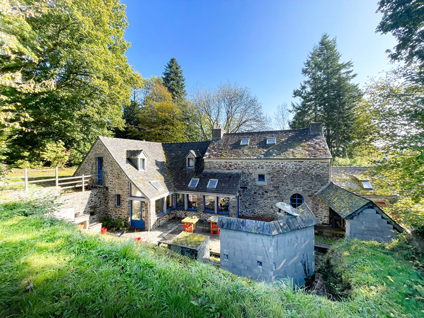 Photo FINISTÈRE: Berrien. Maison de caractère de 5/6 chambres avec terrain de 6 900 m². image 2/6