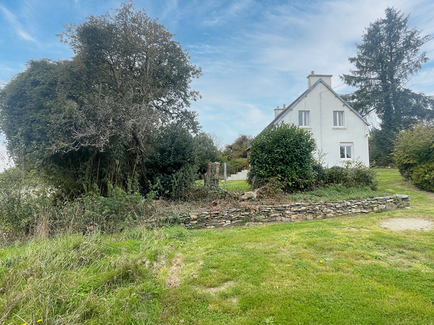 FINISTÈRE: Loqueffret. Spacieuse maison de 3 chambres exposée sud avec terrain et dépendance en pierre.