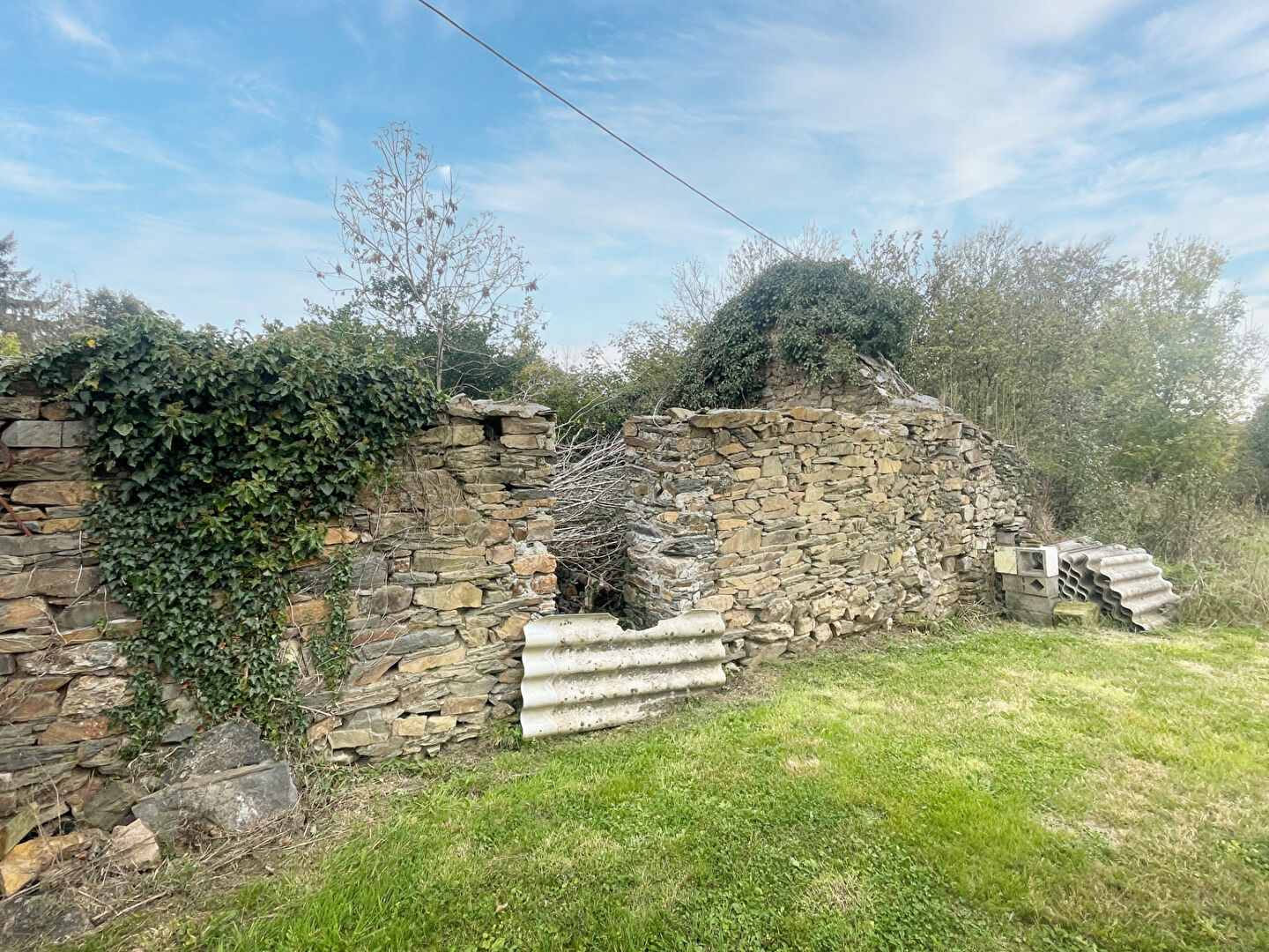 Photo FINISTÈRE: Loqueffret. Spacieuse maison de 3 chambres exposée sud avec terrain et dépendance en pierre. image 3/6