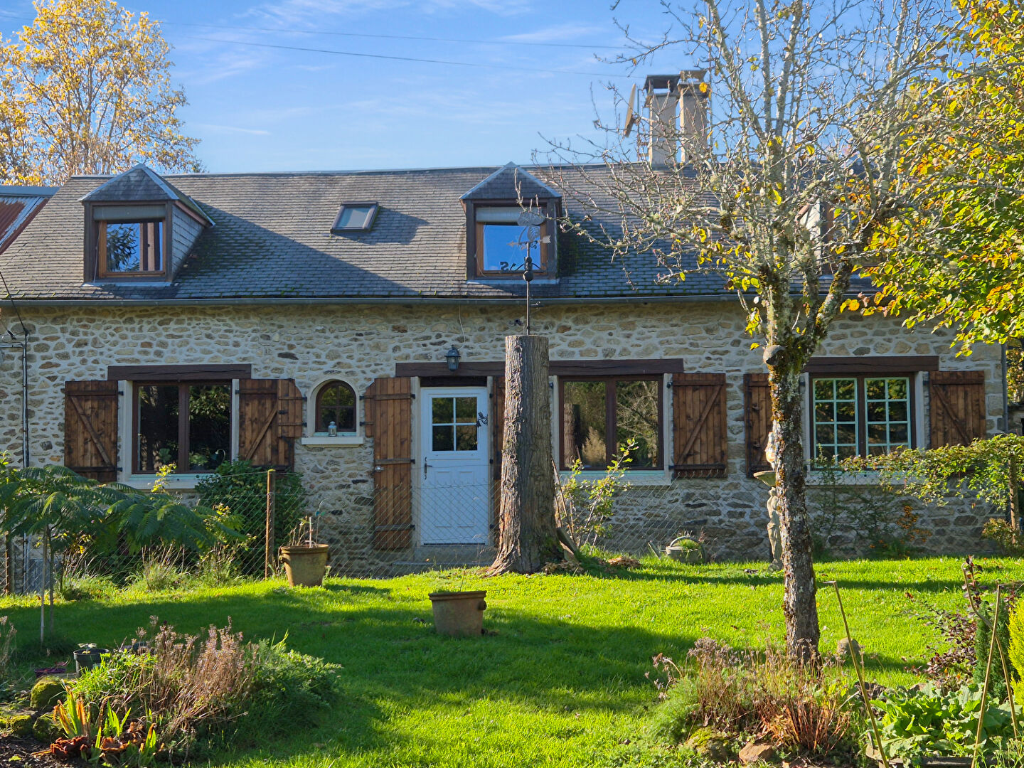 CORREZE. PEYRISSAC. Jolie maison en pierre de 3 chambres, grange attenante, puits et jardins de 1364 m².