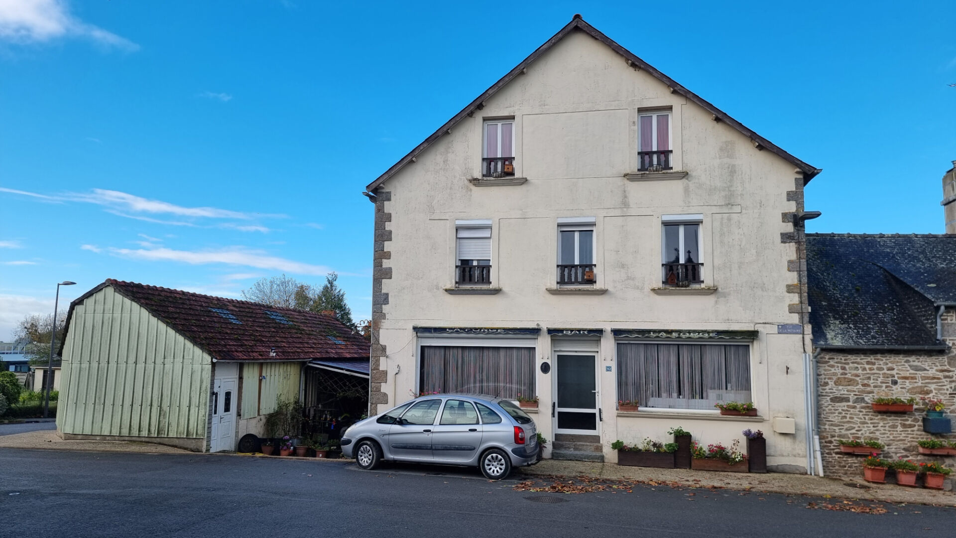 Four-bedroom property in Morbihan, Brittany, featuring a classic exterior and parking space.