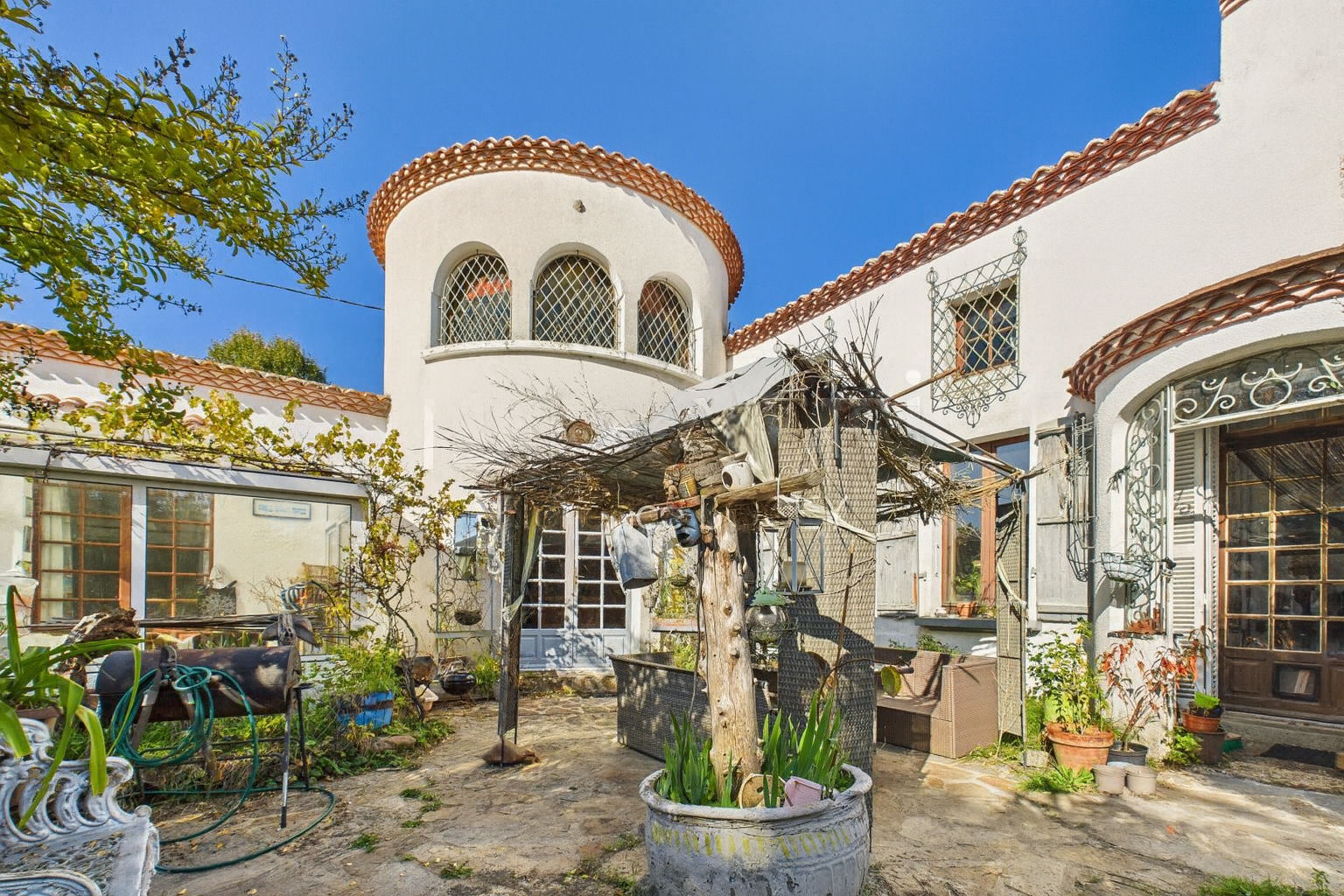 HAUTE VIENNE - Propriété de style espagnol tout à fait unique au coeur de la campagne française