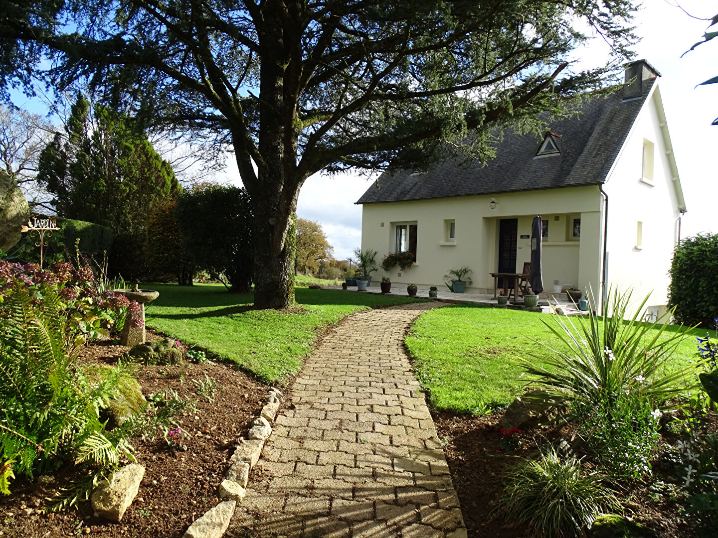 COTES D'ARMOR, Nr Carhaix une maison indépendante de 2 chambres, située à la limite du village de Plourac'h