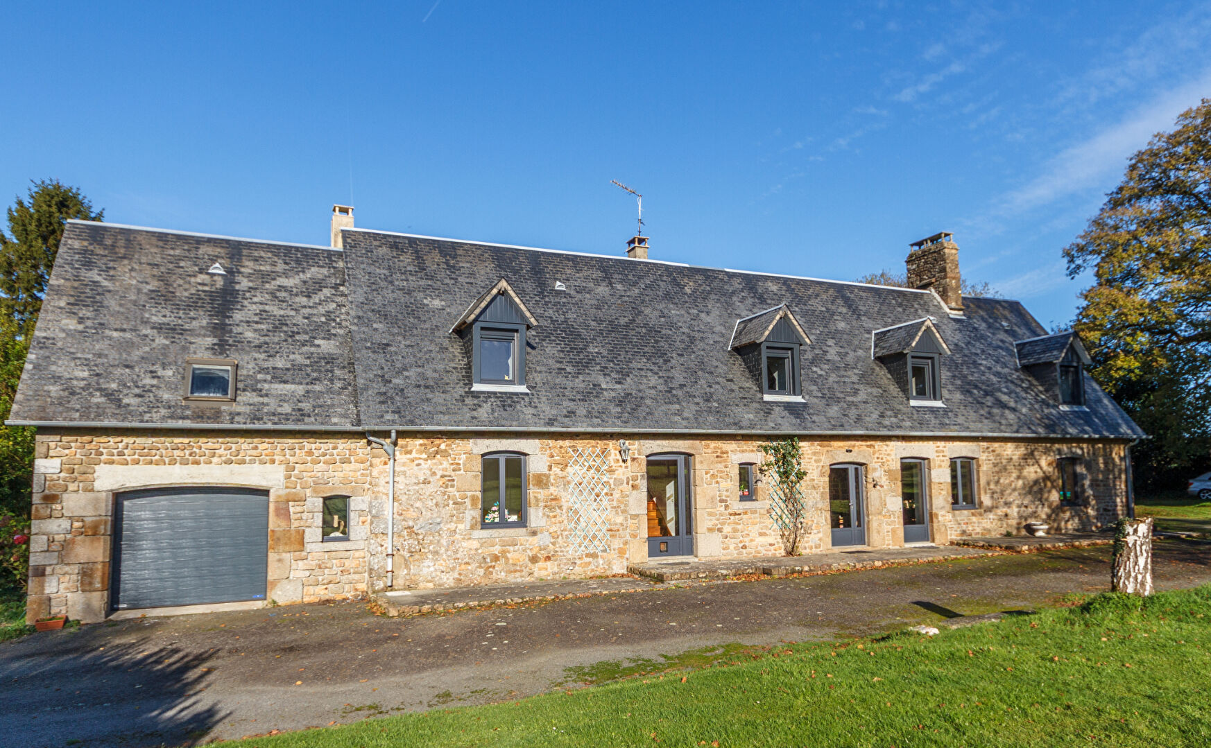 Manche; Maison en pierre de 6 chambres dans un endroit privé avec dépendances et terrain.