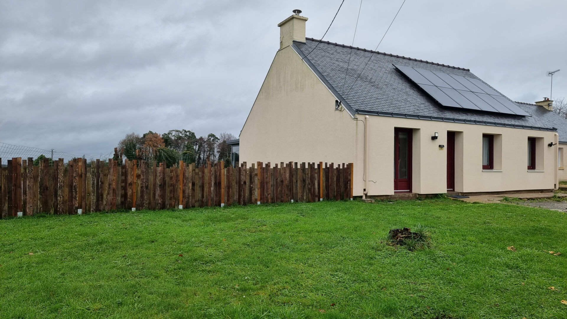 MORBIHAN, près de Pontivy, Rare maison de plain-pied avec 3 chambres
