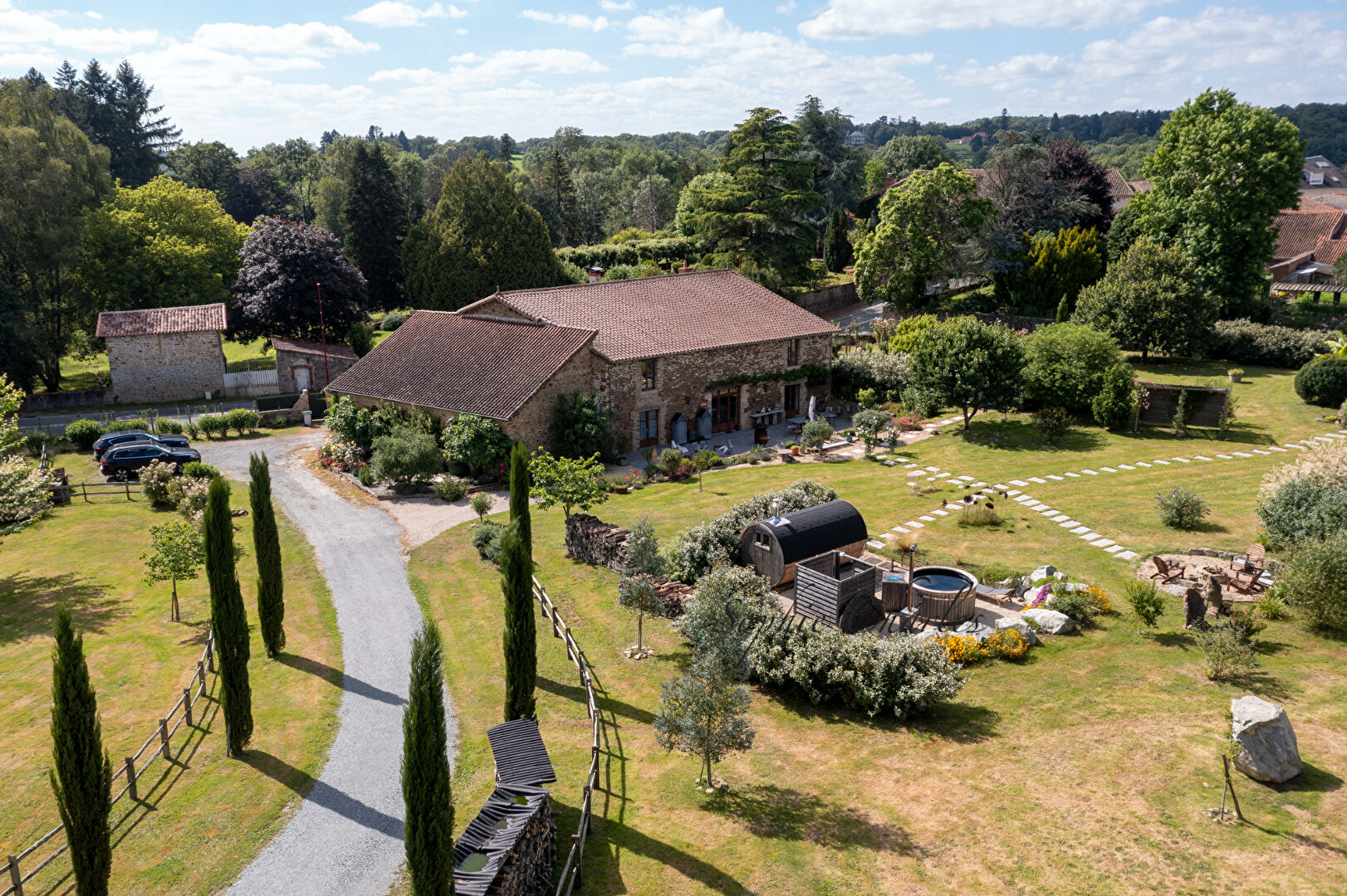 Spacious property in Haute-Vienne, Nouvelle-Aquitaine, featuring landscaped gardens and picturesque surroundings.