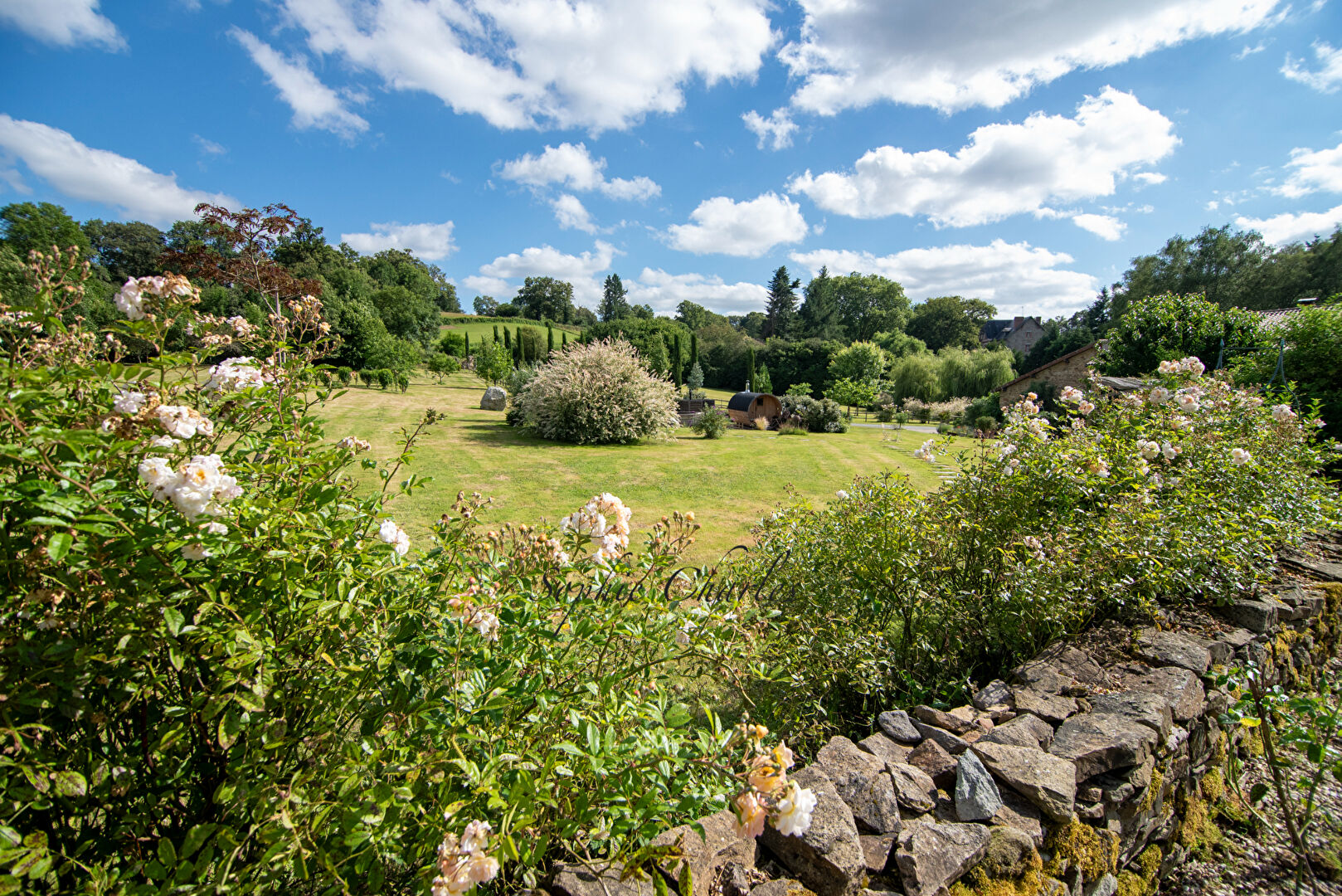 Spacious property with garden and stunning views in Haute-Vienne, Nouvelle-Aquitaine, featuring six bedrooms.