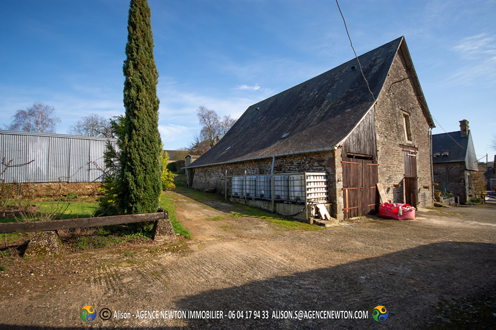 Charming property in Mayenne, Pays-de-la-Loire, featuring a spacious exterior and traditional architecture.