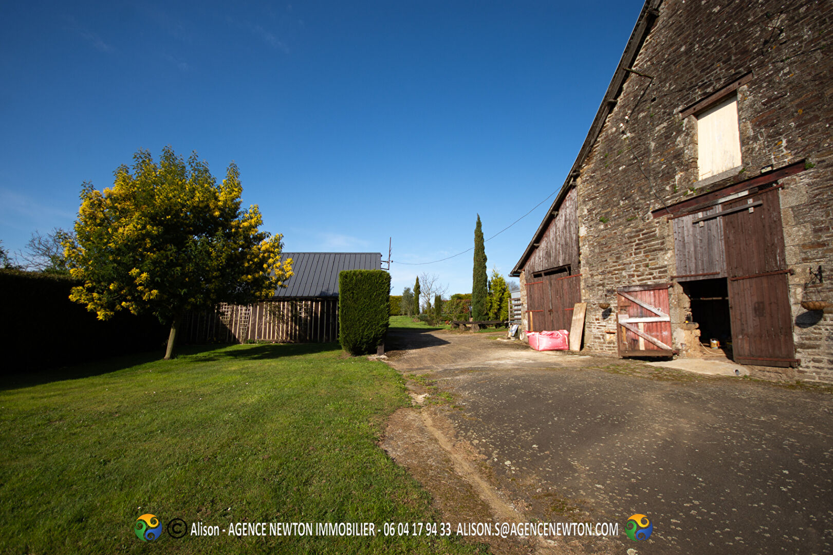 5-bedroom property in Mayenne, Pays-de-la-Loire, featuring a large garden and rustic barn structure.